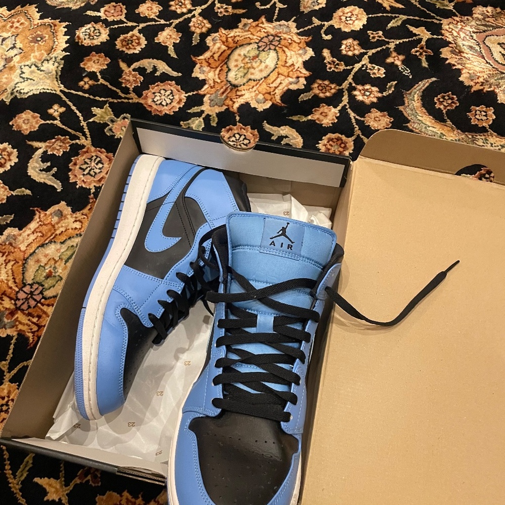 Sneakers - Picture 9 of 9